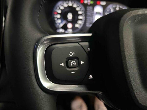 2022 VOLVO XC40 - Image 2