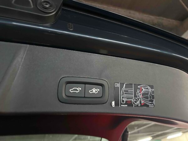2022 VOLVO XC40 - Image 3