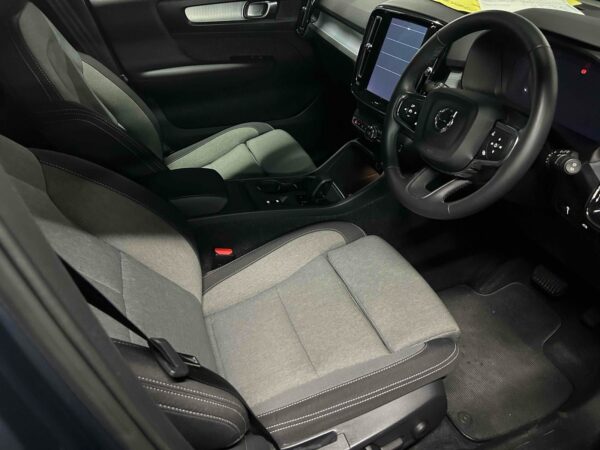 2022 VOLVO XC40 - Image 4