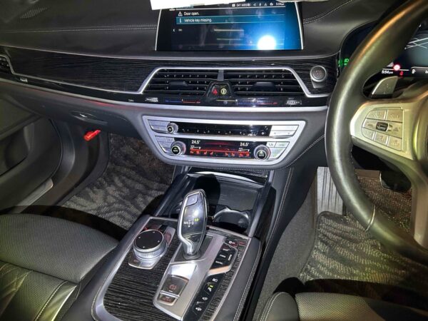 2021 BMW 745e - Image 12