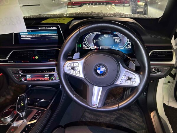 2021 BMW 745e - Image 18